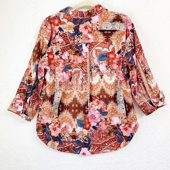 Chico's No Iron Chic Stretch Floral Flip Cuff Button Down Sz 8 - Picture 2 of 10